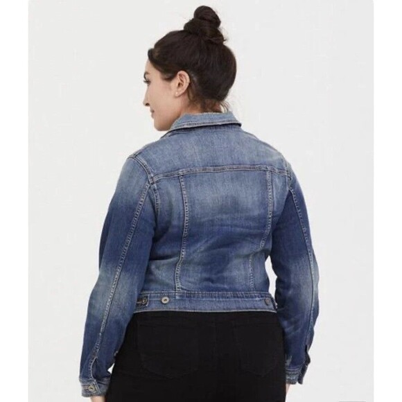 Torrid Denim Trucker Jean Jacket Womens Blue DIstressed Stretch Pockets Plus 00 - Picture 2 of 13